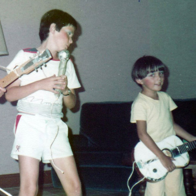Son premier groupe de rock avec ses cousins.