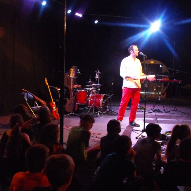 Photos prises lors de l'intervention de Laurent Madiot en Haute Saône (de nov 2013 à juin 2014).
Avec l'Addim 70 et le dispositif La Bulle (scène itinérante de Haute Saône)
Merci à Caroline Py et Lucie L'Héritier ainsi qu'aux institutrices et enfants des écoles du Triangle Vert.