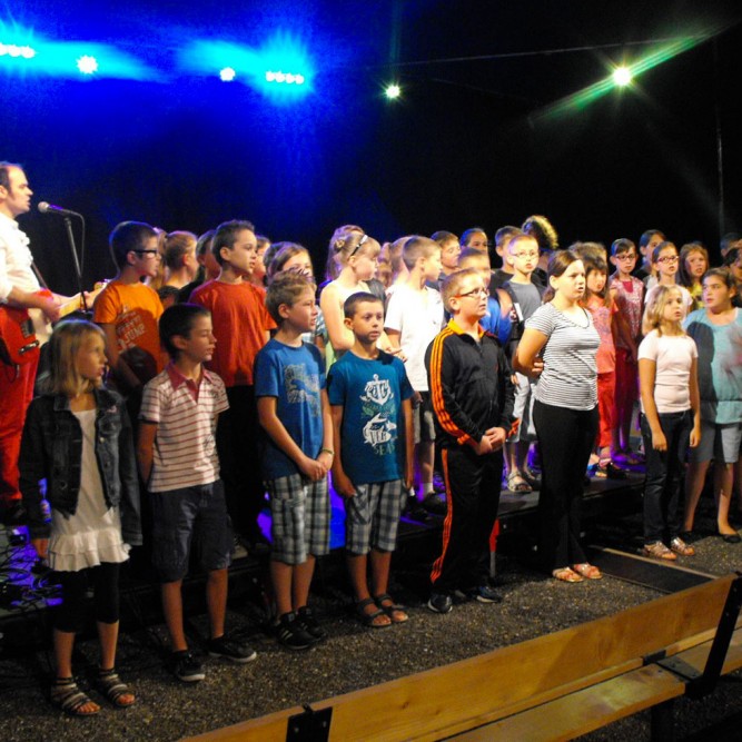 Photos prises lors de l'intervention de Laurent Madiot en Haute Saône (de nov 2013 à juin 2014).
Avec l'Addim 70 et le dispositif La Bulle (scène itinérante de Haute Saône)
Merci à Caroline Py et Lucie L'Héritier ainsi qu'aux institutrices et enfants des écoles du Triangle Vert.